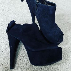 Suede booties w Bow